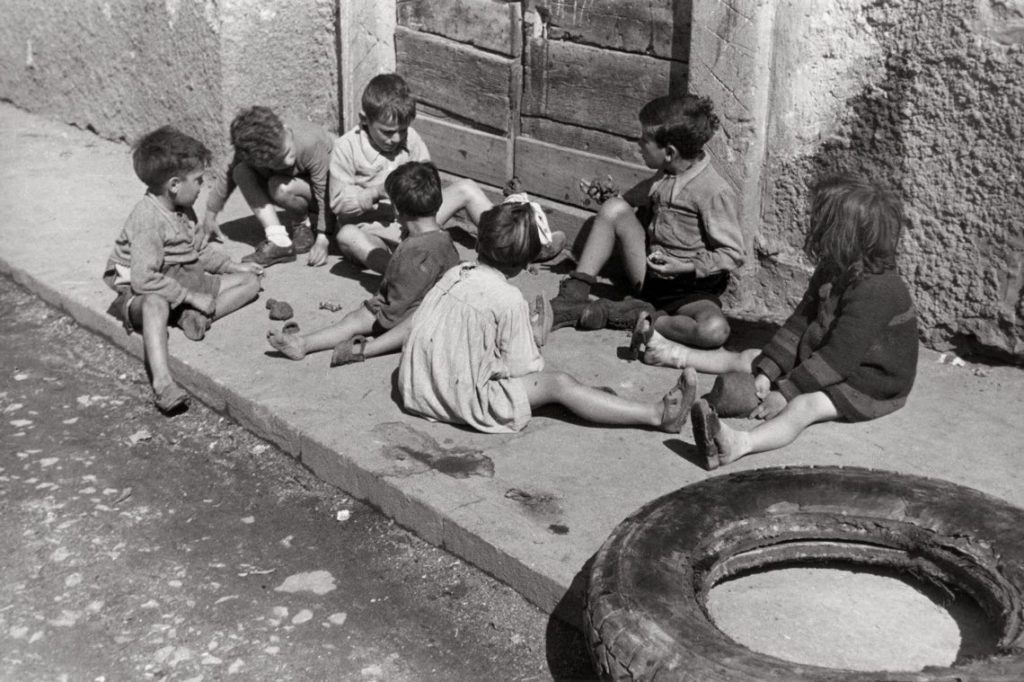 Cesare Barzacchi, Ragazzini di borgata, Roma, 1937, © Eredi Cesare Barzacchi