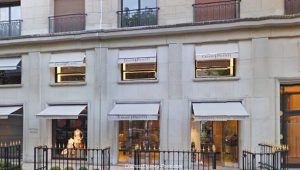 Il negozio delle calzature di lusso Cesare Paciotti al numero 12 di Avenue Montaigne a Parigi