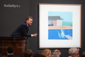 Il banditore di Sotheby Oliver Barker ha venduto The Splash (1966) di David Hockney a uno specialista di Sotheby's a Los Angeles per £ 23,1 milioni ($ 30 milioni) nel febbraio 2020. Foto di Michael Bowles / Getty Images per Sotheby's.