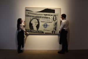 La banconota da un dollaro firmata da Andy Warhol prima dell'asta da Sotheby's. Per gentile concessione di Sotheby's.