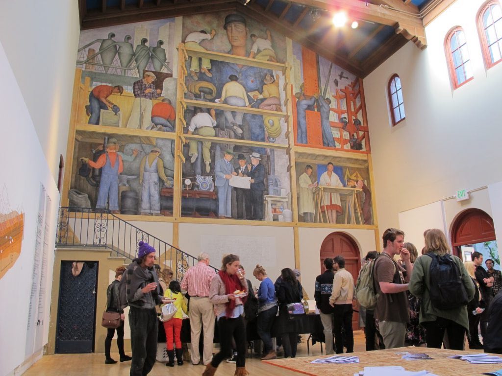 Gli studenti si riuniscono sotto il famoso murale di Diego Rivera al San Francisco Art Institue. Immagine di Gary Stevens, via Flickr.