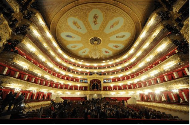 L'interno del teatro Bolscioi a Mosca, illuminato da Spotlight
