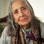 ‘La sua eredità è appena iniziata’: Luchita Hurtado, l’artista proteiforme che ha guadagnato fama nel suo ultimo decennio, è morta a 99 anni