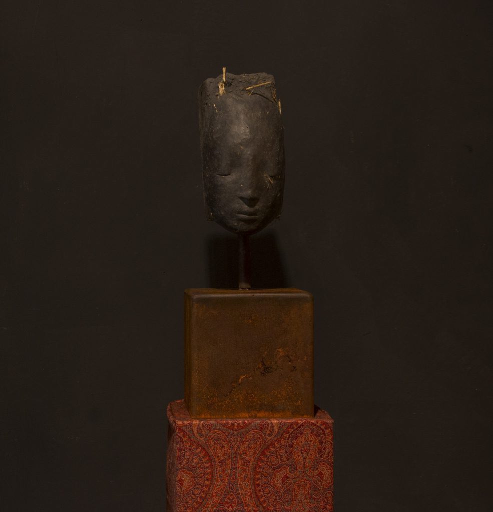 Roberta Busato, 2020, Senza titolo, terra cruda pigmenti paglia e ferro, 20x57x20 cm 