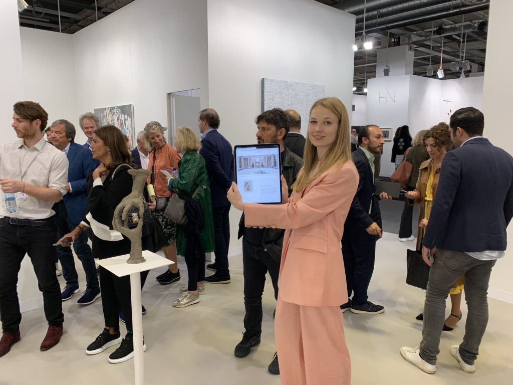 Il direttore delle vendite online di David Zwirner Elena Soboleva con il suo iPad allo stand della galleria Art Basel nel 2019. Foto di Andrew Goldstein.