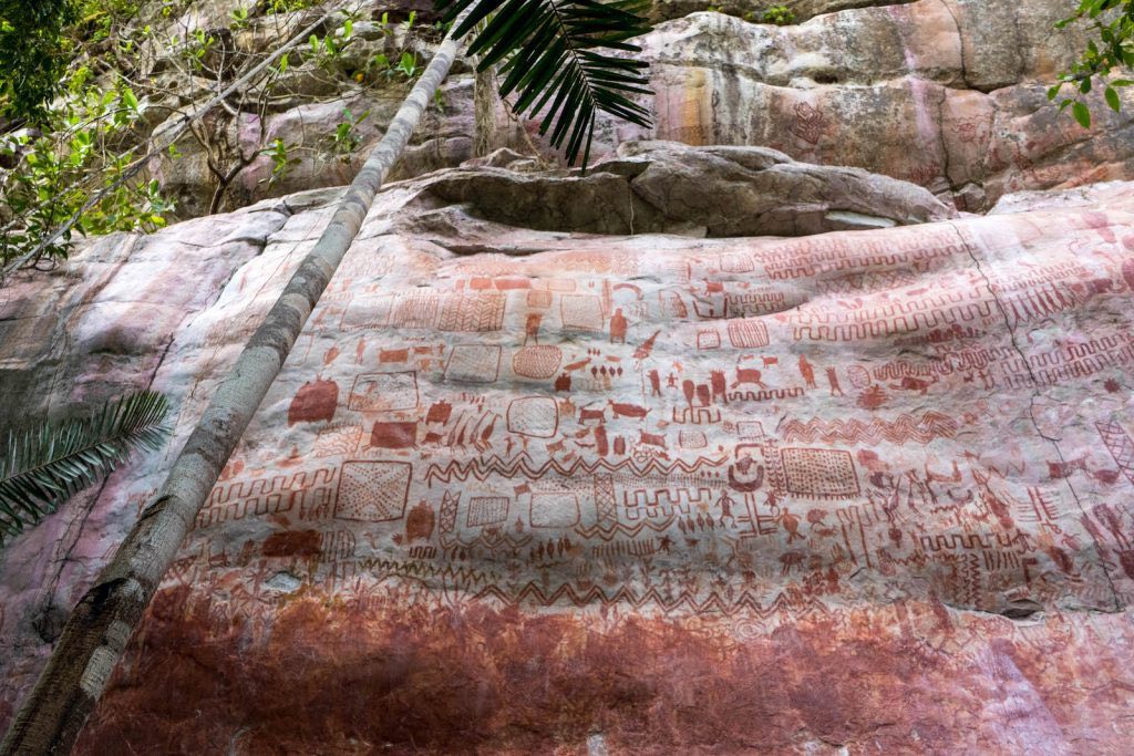 L'arte rupestre precolombiana al Cerro Azul nello stato di Guaviare, in Colombia, risale a circa 12.000 anni fa. Foto di Marie-Claire Thomas, per gentile concessione di Channel 4.