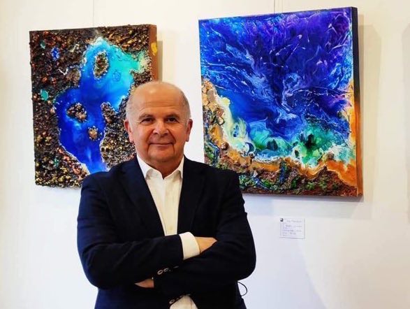 Enzo Monterosso davanti ad alcune delle sue opere, esposte all'Arcadia Art Gallery di Milano