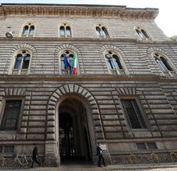 Intesa Sanpaolo finanzia IRR Solar per 17,5 mln euro, investe in SevenData e cede a Piva Group 29 mln euro di crediti fiscali legati al superbonus