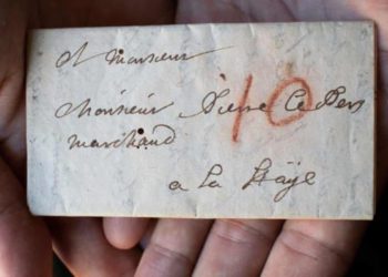 Gli scienziati hanno appena modificato una macchina a raggi X dentale per leggere una lettera di 300 anni senza aprirla
