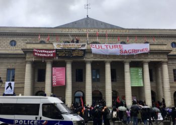 I lavoratori della cultura hanno occupato più di 30 teatri in tutta la Francia, chiedendo la fine del blocco