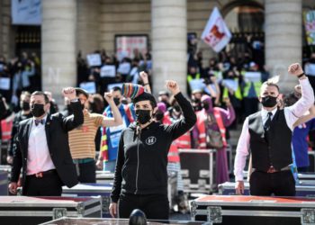 In una svolta ironica, i lavoratori della cultura che hanno occupato i teatri in Francia per protestare contro il blocco stanno ora bloccando la loro riapertura