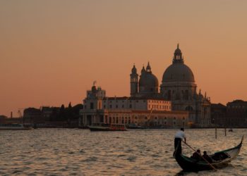 In uno sforzo per combattere il sovraffollamento, Venezia è destinata a diventare la prima città al mondo ad addebitare una tassa ai turisti