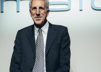 L’imprenditore Walter Maiocchi, dopo Malo, studia il dossier dei jeans GAS. Ma vuole vedere i numeri e la famiglia Grotto fuori dai giochi