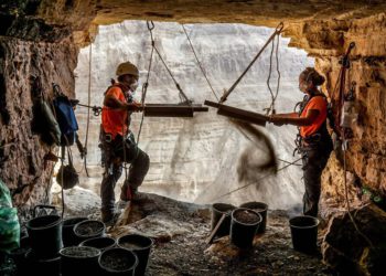 In una scoperta straordinaria, gli archeologi che esplorano la “grotta dell’orrore” in Israele hanno scoperto un nuovo rotolo del Mar Morto