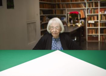 Morta a 106 anni la pittrice astratta Carmen Herrera. Coi trionfi ottenuti in tarda età ha ridefinito l’età incui si diventa celebri nell’arte