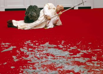 Lo scultore delle opere di Cattelan porta in tribunale artista e gallerista