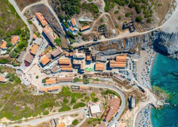 In Sardegna, nell’ex borgo minerario dell’Argentiera, un’area abbandonata di 500 mq si trasforma in uno spazio pubblico culturale e ricreativo per la socialità e la condivisione: la SCALA