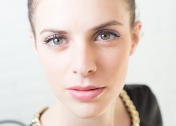 Elisa Balbo, soprano,  incuriosisce e appassiona col suo canto. In occasione della sua presenza al Teatro Dal Verme di Milano, Bebeez la incontra per approfondire la sua accattivante personalità