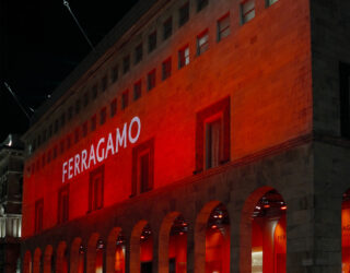 Ferragamo: otto vetrine dedicate e suggestive installaziono. La maison Celebra LA PRIMAVERA/ESTATE 2023 alla Rinascente a Milano