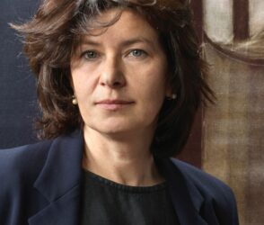 Giulia Piscitelli suona la quinta alla Galleria Fonti di Napoli