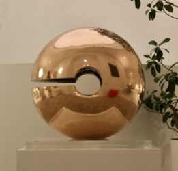Italian Design Brands Spa lancia “IDB FOR ARTS” Una sfera di Arnaldo Pomodoro negli showroom del gruppo