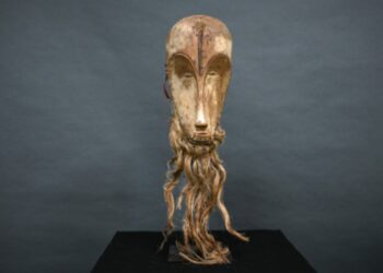 Una volta ritenuta “senza valore”, una maschera africana da 4,4 mln $ è ora al centro di una richiesta di restituzione da parte del Gabon