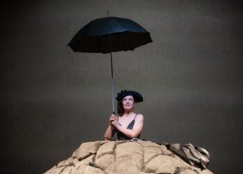 “Giorni felici” va in scena fino a domenica, 17 marzo, al Piccolo Teatro Grassi di Milano