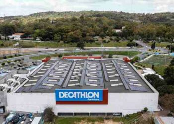EDP installerà pannelli solari sui tetti di Decathlon in Italia. L’obiettivo della catena di articoli sportivi è raggiungere il 100% di energia elettrica rinnovabile entro il 2026 nei siti di proprietà