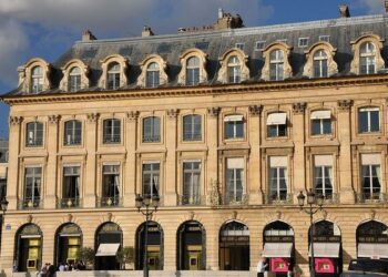 Kering vende ad Ardian il 60% di tre asset di pregio a Parigi per 837 mln euro