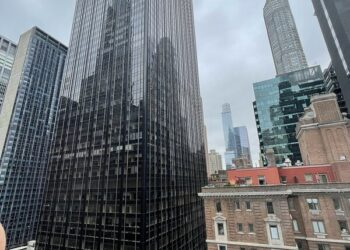 Blackstone punta ad acquistare una quota della torre a uffici al 1345 di Avenue of the Americas a NY, oggi di Fisher Brothers e JPMorgan