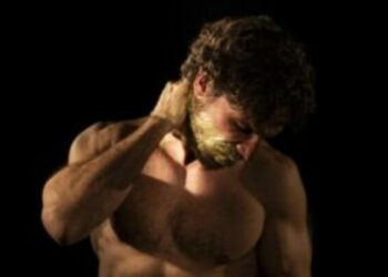 Al Piccolo Teatro sino al 6 aprile Storia di un cinghiale. Qualcosa su Riccardo III. Regia di Gabriel Calderòn