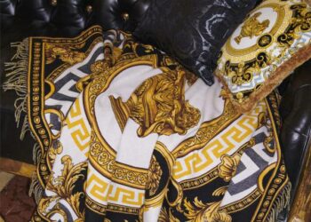 Versace, Prada potrebbe concludere l’acquisizione da Capri Holdings questo mese, per 1,5 mld