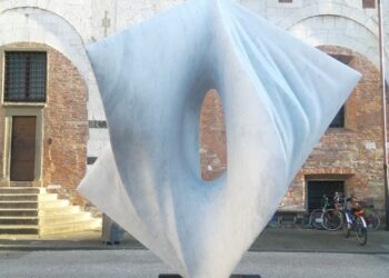 Una passeggiata a Lucca tra le opere del colombiano Vélez fino al 21 settembre
