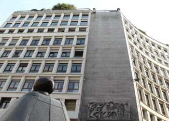 Allianz e Pimco vendono una porzione del trophy asset di Piazza San Babila a un family office. JLL è l’advisor