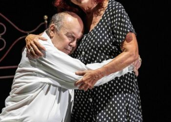 “La prima luce di Neruda”, con Elio De Capitani e Cristina Crippa, è in scena al Teatro Elfo Puccini di Milano sino al 5 giugno