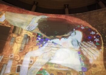 “Un bacio senza tempo” a Verona: l’eternità dell’arte tra Klimt, Shakespeare e intelligenza artificiale