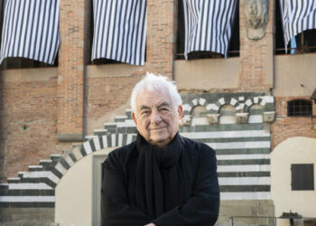 Ultimi giorni per visitare la mostra “Daniel Buren. Fare, Disfare, Rifare. Lavori in situ e situati 1968-2025”. Fino a domani a Palazzo Buontalenti a Pistoia