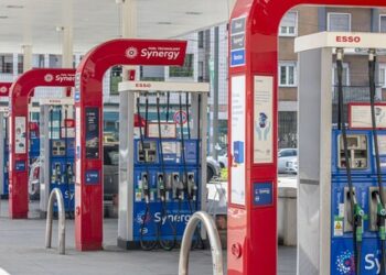 Le pompe di servizio italiane Esso passano nelle mani di un consorzio di 5 società del settore, che fanno capo a sei famiglie. Ecco tutti i numeri