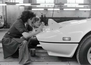 “Sguardi d’impresa. Mimmo Frassineti fotografa la Ferrari”: fino al 16 novembre al Palazzo dei Musei di Modena la mostra promossa da CDP e Fondazione di Modena