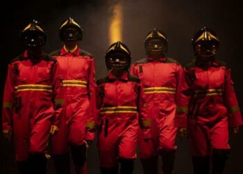 In scena al Piccolo Teatro Studio Melato di Milano fino a domani “Il fuoco era la cura”, ispirato al romanzo “Fahrenheit 451” di Ray Bradbury