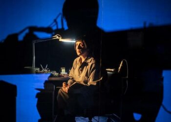 Al Piccolo Teatro Studio Melato sino a domani è in scena “L’analfabeta”, che da gennaio 2026 andrà in tournée