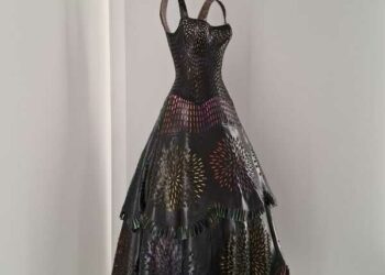 “Azzedine Alaïa, Cristóbal Balenciaga. Scultori della forma” al Museo del Tessuto di Prato fino al 3 maggio 2026