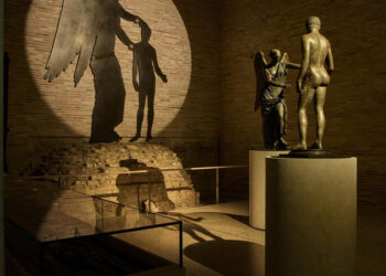“Victoria Mater. L’idolo e l’icona”, installazione di Francesco Vezzoli, al Parco archeologico di Brescia romana fino al 12 aprile 2026