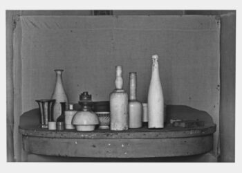 “Gianni Berengo Gardin. Lo studio di Giorgio Morandi”: nel caveau delle Gallerie d’Italia di Milano esibite 26 fotografie sino al 6 aprile