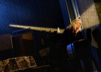 Il rapporto simbiotico ma conflittuale tra madre e figlia è al centro del thriller psicologico “Il raggio bianco” di Sergio Pierattini, in scena sino a domani a Genova e poi in tournée