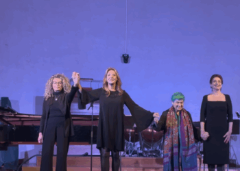 Blue & Rose – Feu enchanté, la prima di uno spettacolo che nella sua forma più essenziale ha già la forza di un’opera compiuta