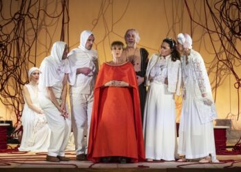 “Lisistrata” di Aristofane con la regia di Serena Sinigaglia e Lella Costa protagonista è in scena al Teatro Piccinni di Bari dal 25 marzo