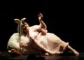 Molti gli spettacoli visti al Festival Primavera dei Teatri di Castrovillari che iniziano la tournée. Mentre “Casa di bambola” è in scena sino a domani al Teatro Fontana di Milano