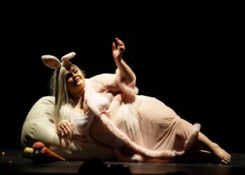 Molti gli spettacoli visti al Festival Primavera dei Teatri di Castrovillari che iniziano la tournée. Mentre “Casa di bambola” è in scena sino a domani al Teatro Fontana di Milano