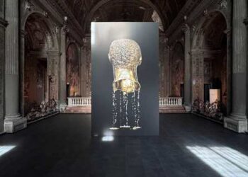 La Galleria Deloitte di Milano apre le porte al pubblico fino al 18 giugno per la videoinstallazione “Capita Aurea” di Fabrizio Plessi